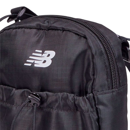 Axelväska New Balance Essential Sling, svart, unisex