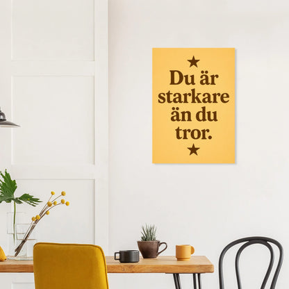 Du är starkare än du tror – Inspirerande Typografi Affisch i Mjuk Guldton