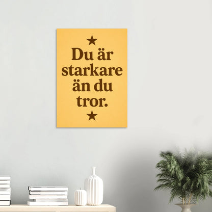 Du är starkare än du tror – Inspirerande Typografi Affisch i Mjuk Guldton