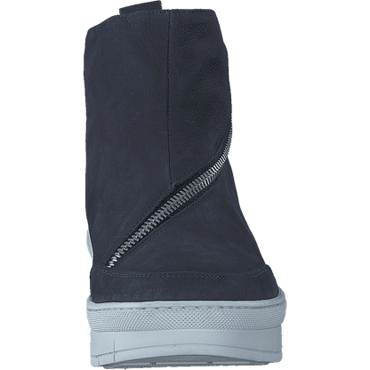 Hilda Longbeach / Luna Blue