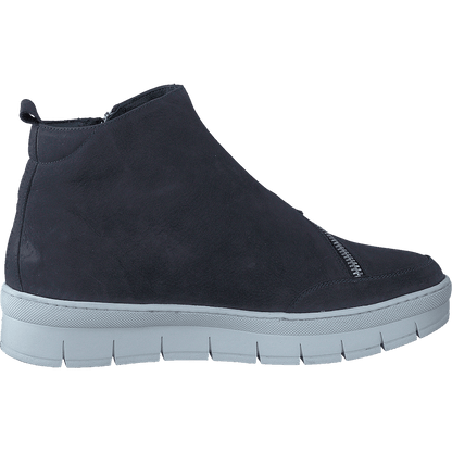 Hilda Longbeach / Luna Blue
