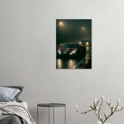 Bilar i Dimma: Dynamisk MotorSport Poster för Entusiasten