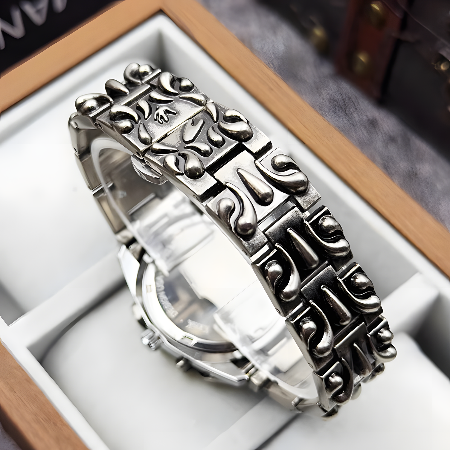 Claw-Shaped Fashion Watch