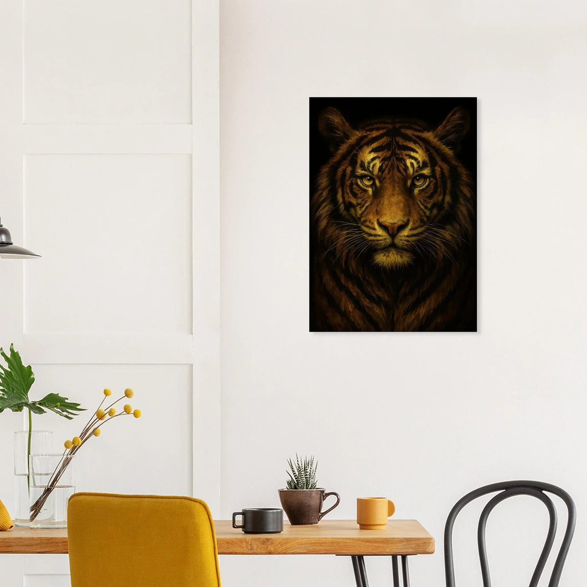 Majestic Guld Tiger Porträtt – Djur Konsttryck i Dramatisk Stil för Ditt Hem