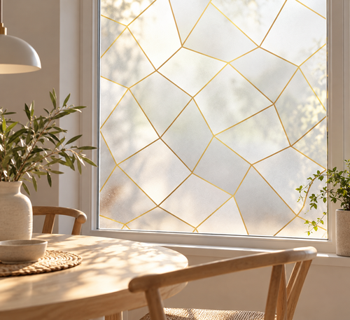 Fönsterfilm med geometrisk design i guldtoner
