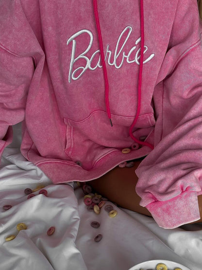 Tvättad Tröja med Broderad 'Barbie' – Trendig & Stilren