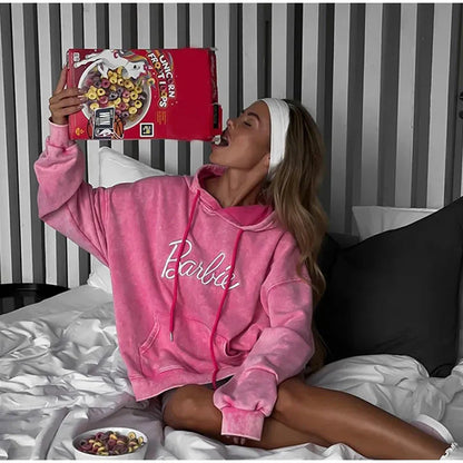 Tvättad Tröja med Broderad 'Barbie' – Trendig & Stilren